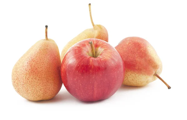 Červené jablko a zralé hrušky na bílém pozadí — Stock fotografie