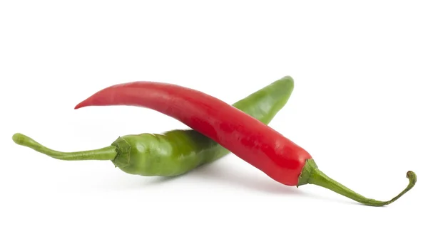 Rote und grüne Chilischoten auf weiß — Stockfoto