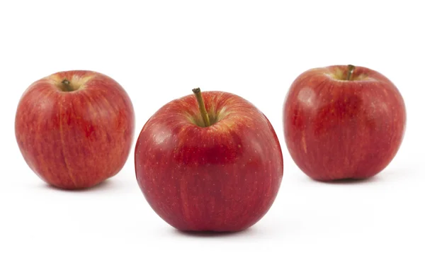 Tres manzanas rojas maduras sobre blanco —  Fotos de Stock