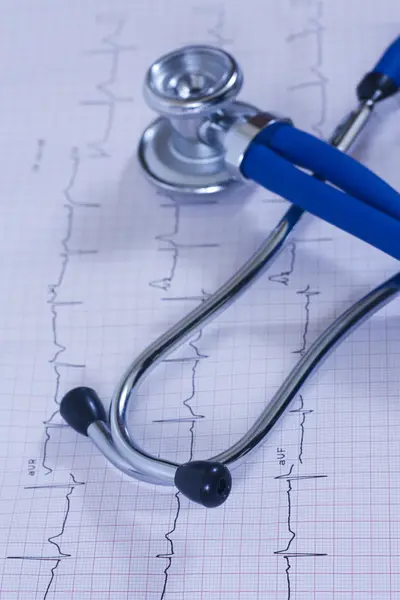 Medicinsk hjärtat test med stetoskop — Stockfoto