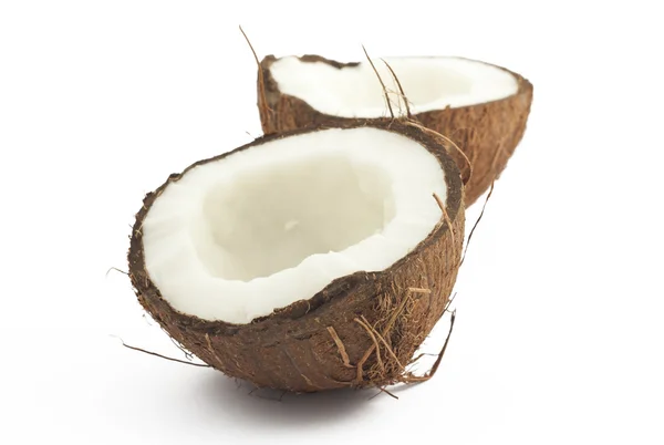 Coco agrietado sobre fondo blanco —  Fotos de Stock