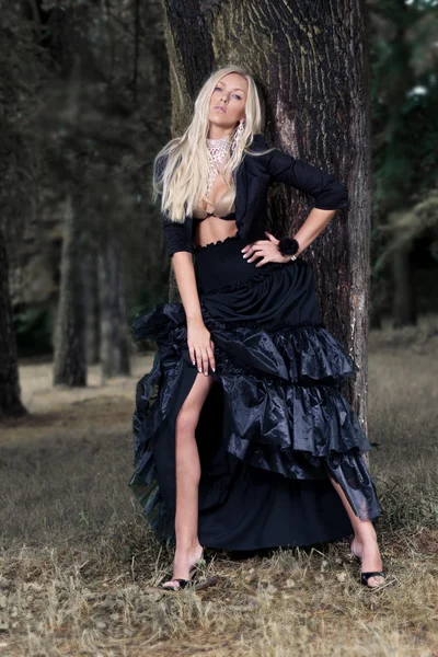 Blondin i svart klänning — Stockfoto