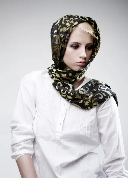 Meisje in sjaal — Stockfoto