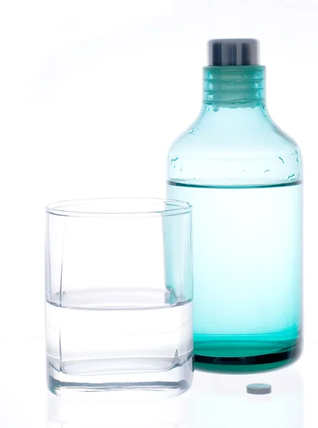 水のボトルと錠剤のガラス — ストック写真