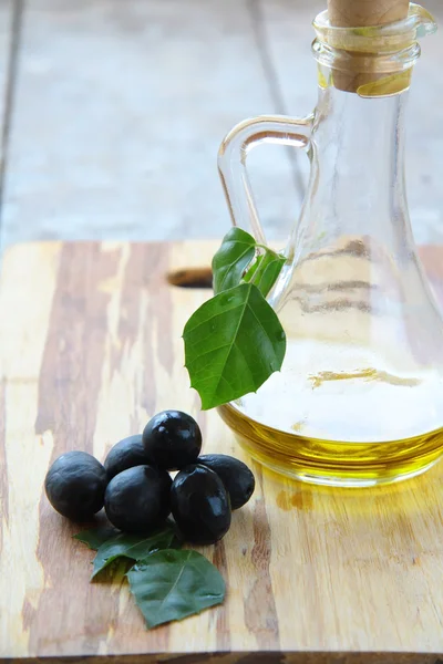 Оливкова олія та чорні оливки — стокове фото