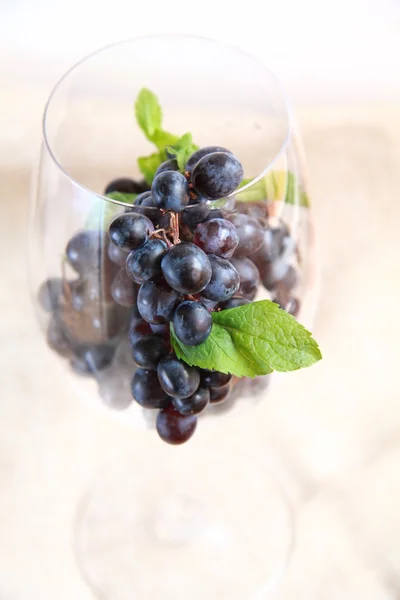 Uvas em um copo — Fotografia de Stock
