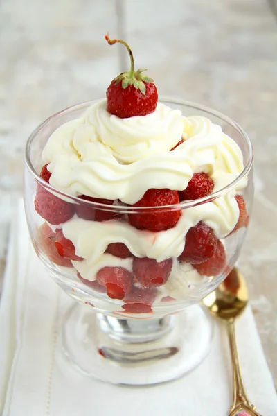 Strawberries with whipped cream — Stock Photo, Image