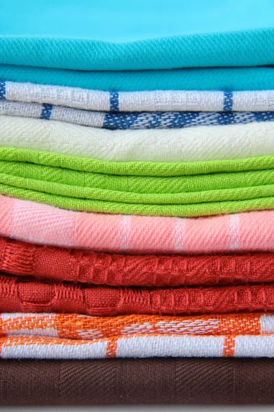 Красочные кухонные полотенца — стоковое фото