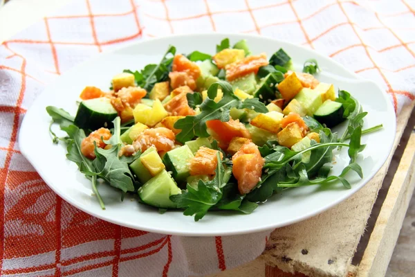 Salat mit rotem Fisch — Stockfoto