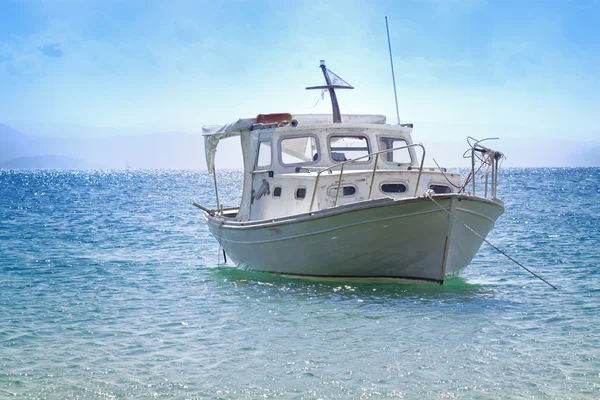 Белая лодка — стоковое фото