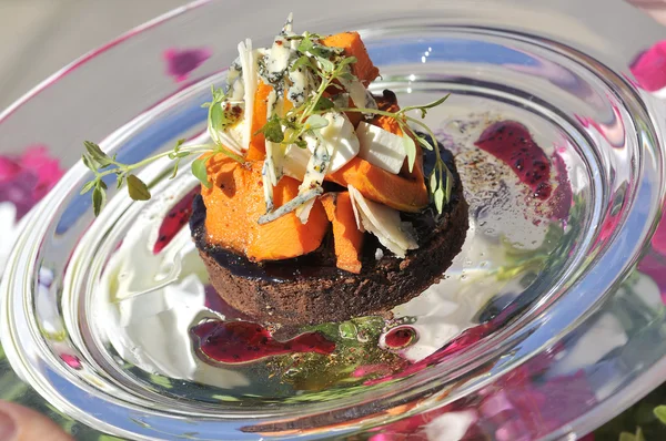 Kuchen mit frischen Karotten — Stockfoto