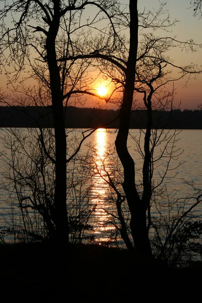 Solnedgång vid sjön — Stockfoto