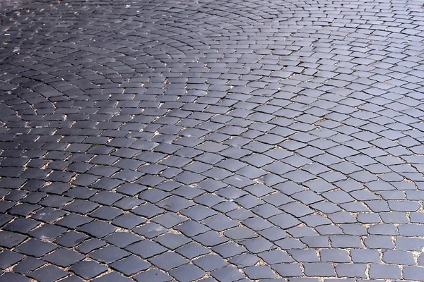 La strada, coperta di pietre nere — Foto Stock