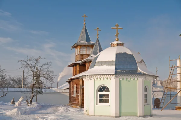 Drewniany kościół i kaplica. żeński klasztor prawosławny — Zdjęcie stockowe