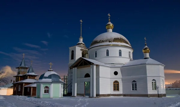 Weiße Kirche. ein orthodoxes Frauenkloster — Stockfoto