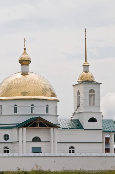 Beyaz kilise. Ortodoks bir kadın Manastırı — Stok fotoğraf