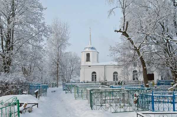 Biały kościół na cmentarzu. żeński klasztor prawosławny — Zdjęcie stockowe
