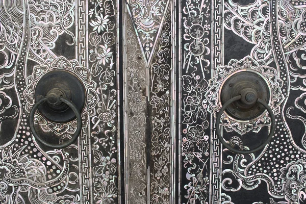 Резьба по дереву в тайском стиле на двери — стоковое фото