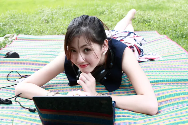 Młoda atrakcyjna dziewczyna relaksuje się w parku — Zdjęcie stockowe