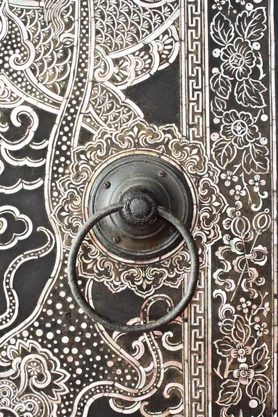 Native Thai style wood carving on door — Stock Photo, Image