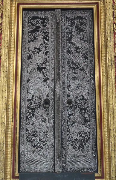 伝統的なタイ様式の教会のドアのアート — ストック写真