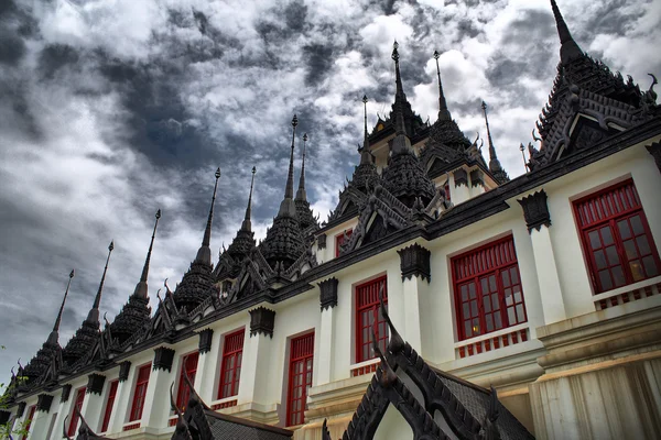 Thajské pagoda lohaprasada, Thajsko. — Stock fotografie