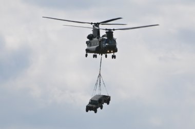 Chinook Helikopteri araba taşıyor.