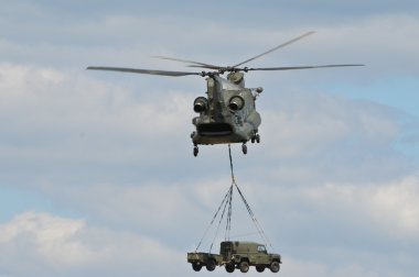 Chinook Helikopteri araba taşıyor.