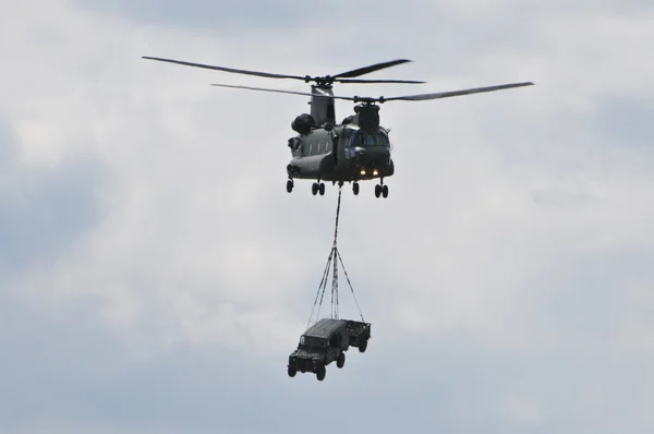 Ελικόπτερο Chinook που μεταφέρει αυτοκίνητο Royalty Free Φωτογραφίες Αρχείου