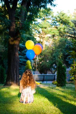 defter ve topları ile kız