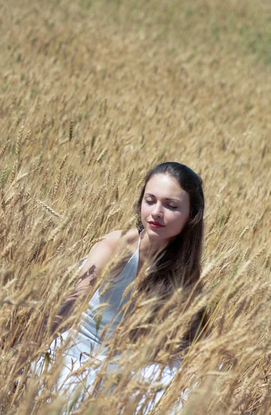 在小麦中的女孩 — 图库照片