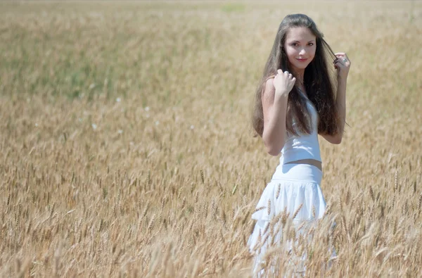 Dziewczyna w pszenicy — Zdjęcie stockowe