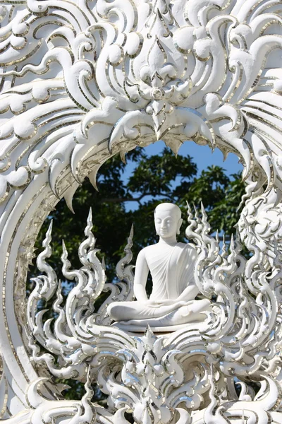 Білий чернець медитації статуя Chiangrai Ронг Khun temple, nort Ліцензійні Стокові Зображення