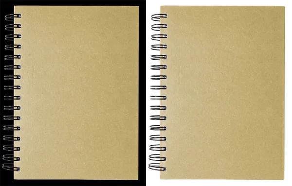 黒と白で隔離されるブラウンのノート — ストック写真
