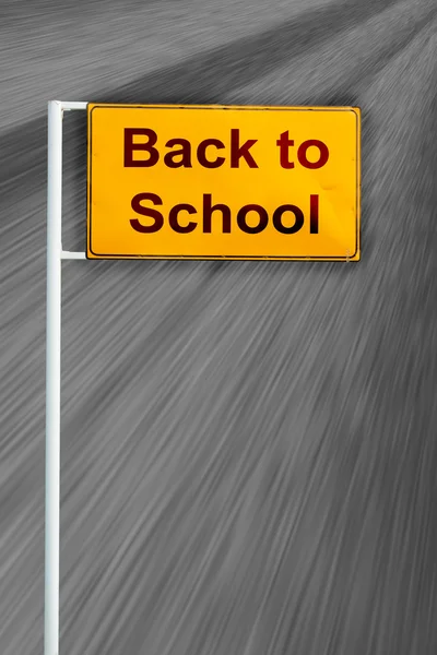 Voltar ao sinal da escola na estrada em movimento — Fotografia de Stock