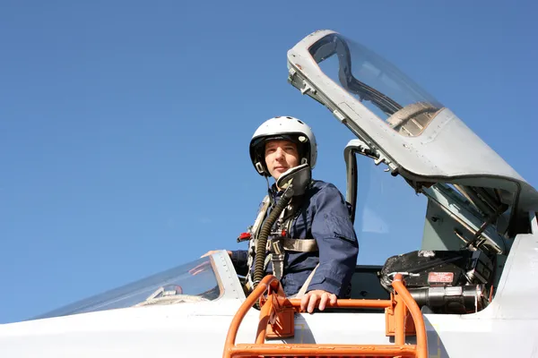 De militaire piloot in het vliegtuig — Stockfoto