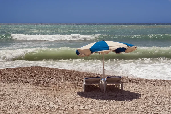 Sillas de playa y sombrilla — Foto de Stock