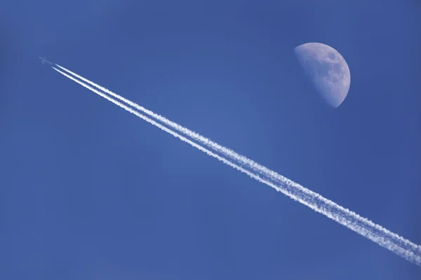 Vliegen met de maan — Stockfoto