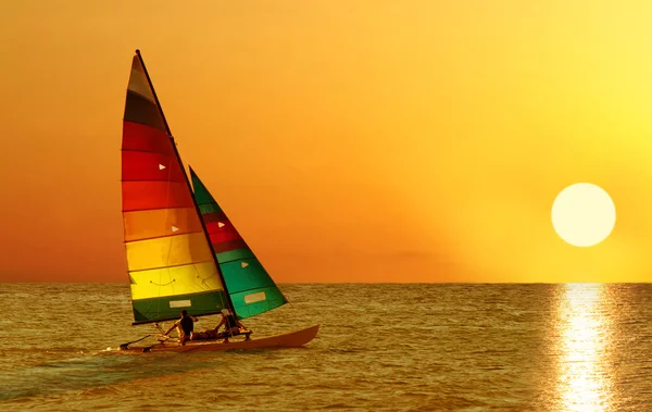 Barca a vela su un tramonto — Foto Stock