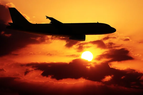 Flugzeug im Sonnenuntergang lizenzfreie Stockfotos