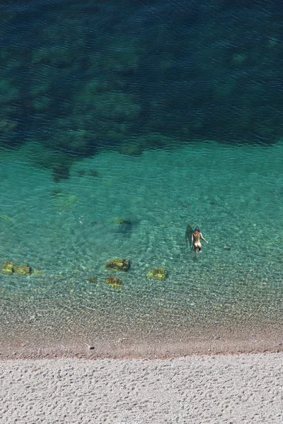 Buceo en agua turquesa — Foto de Stock