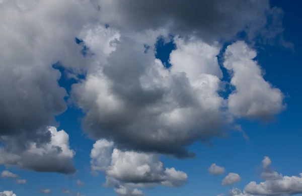 雲の青い空 — ストック写真