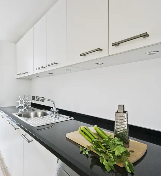Cozinha moderna branca — Fotografia de Stock