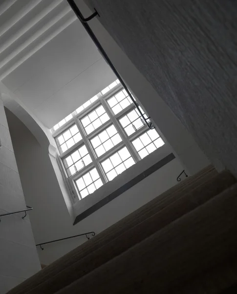 Övervåningen till fönstret — Stockfoto