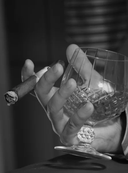 Рука со стаканом и сигарой — стоковое фото