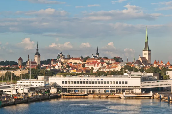Sort från havet på Tallinns hamn — Stockfoto