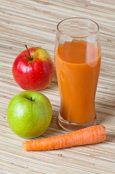 Морковь, яблоко и соки — стоковое фото