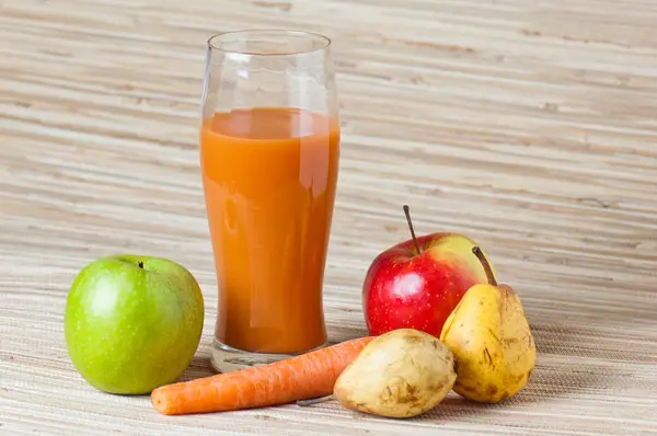 胡萝卜、 苹果和果汁 — 图库照片