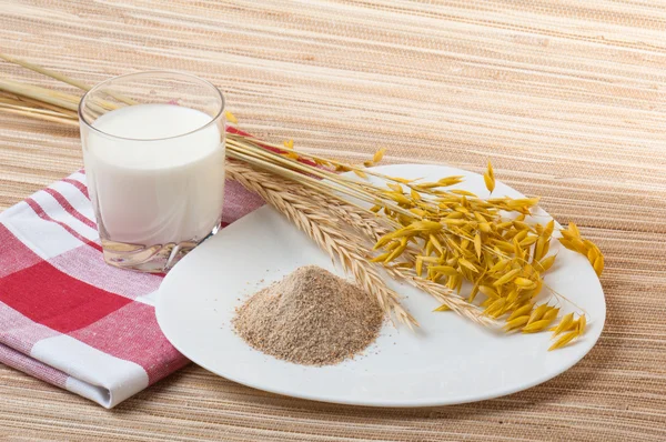 牛乳と小麦の耳のガラス — ストック写真