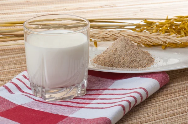 Bir bardak süt ve buğday kulağı. — Stok fotoğraf